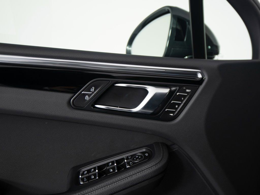Certified 2025 Porsche Macan image 19
