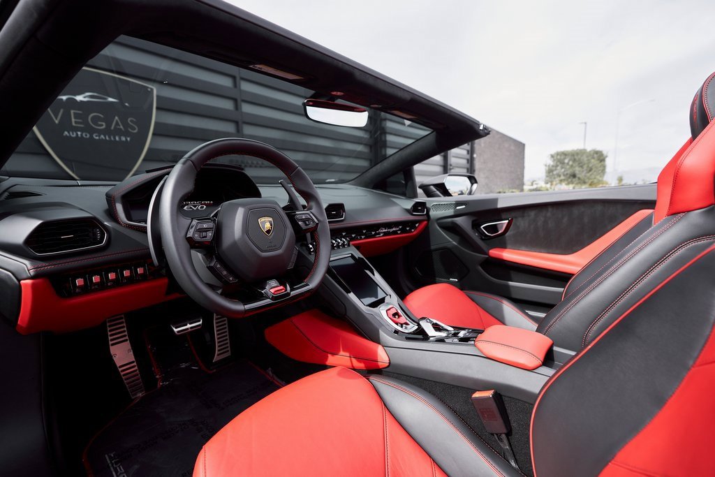 Used 2021 Lamborghini Huracan EVO image 2