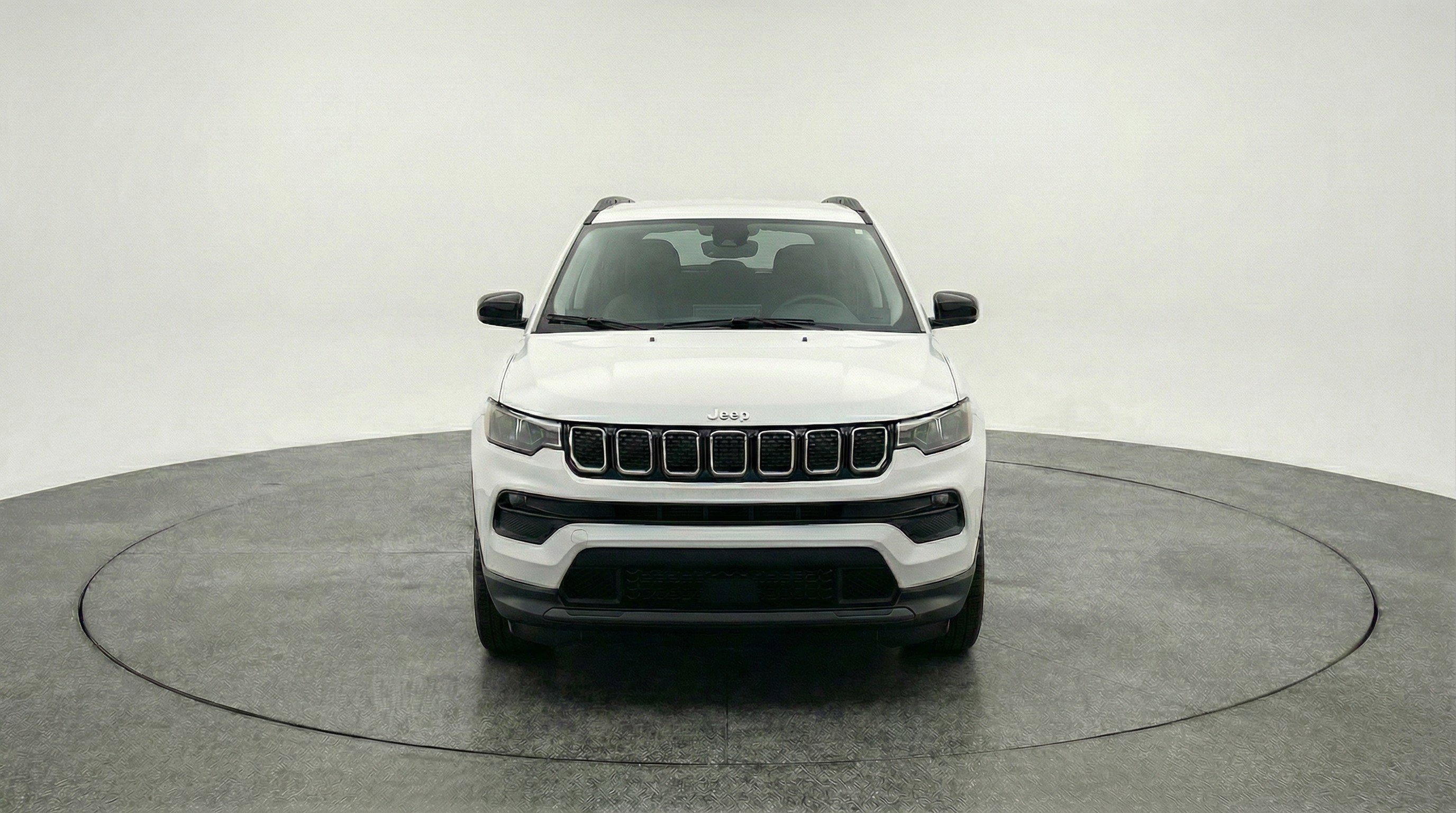 Used 2025 Jeep Compass Latitude AWD/4WD image 2
