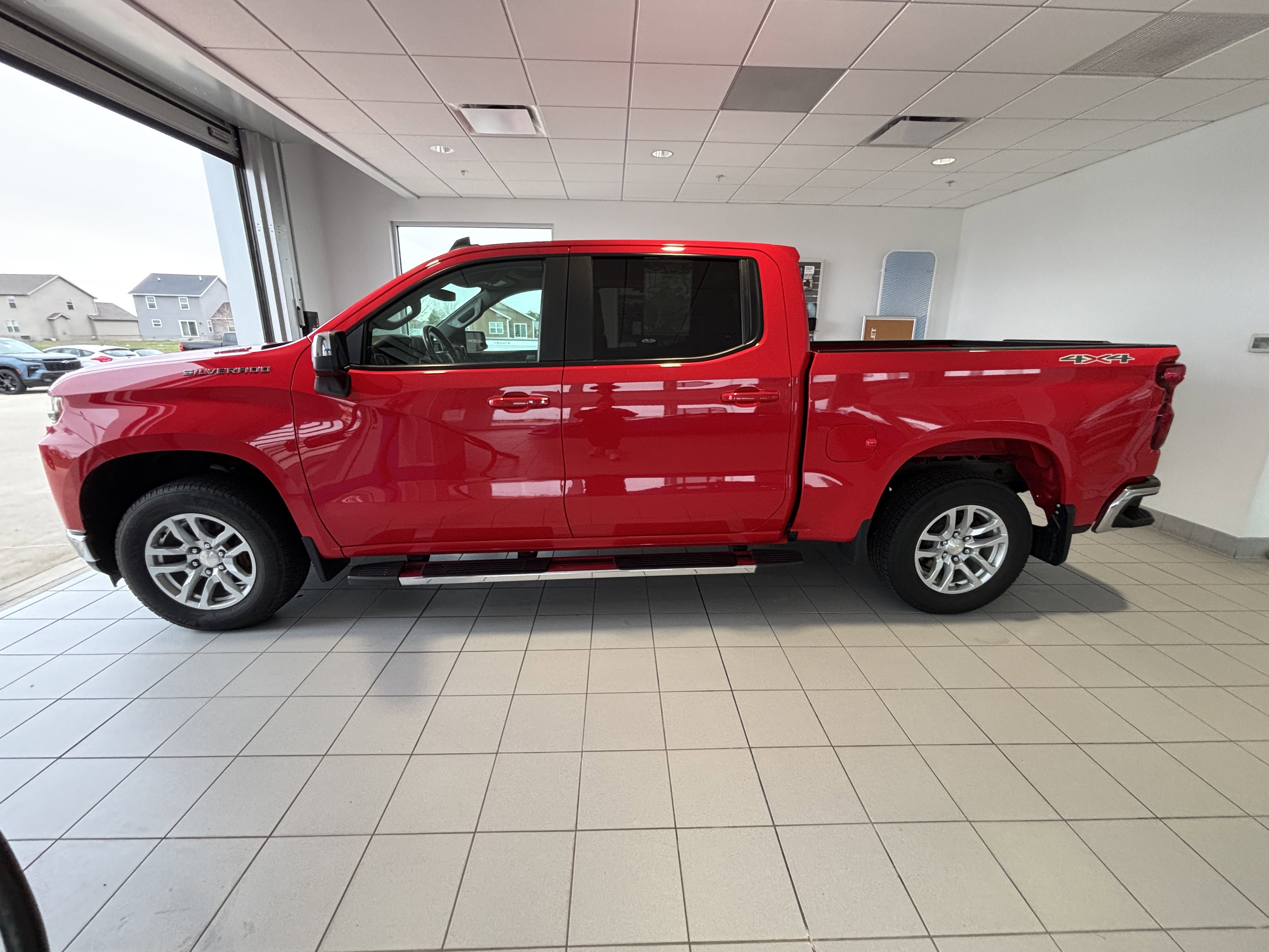 Used 2021 Chevrolet Silverado 1500 LT image 2