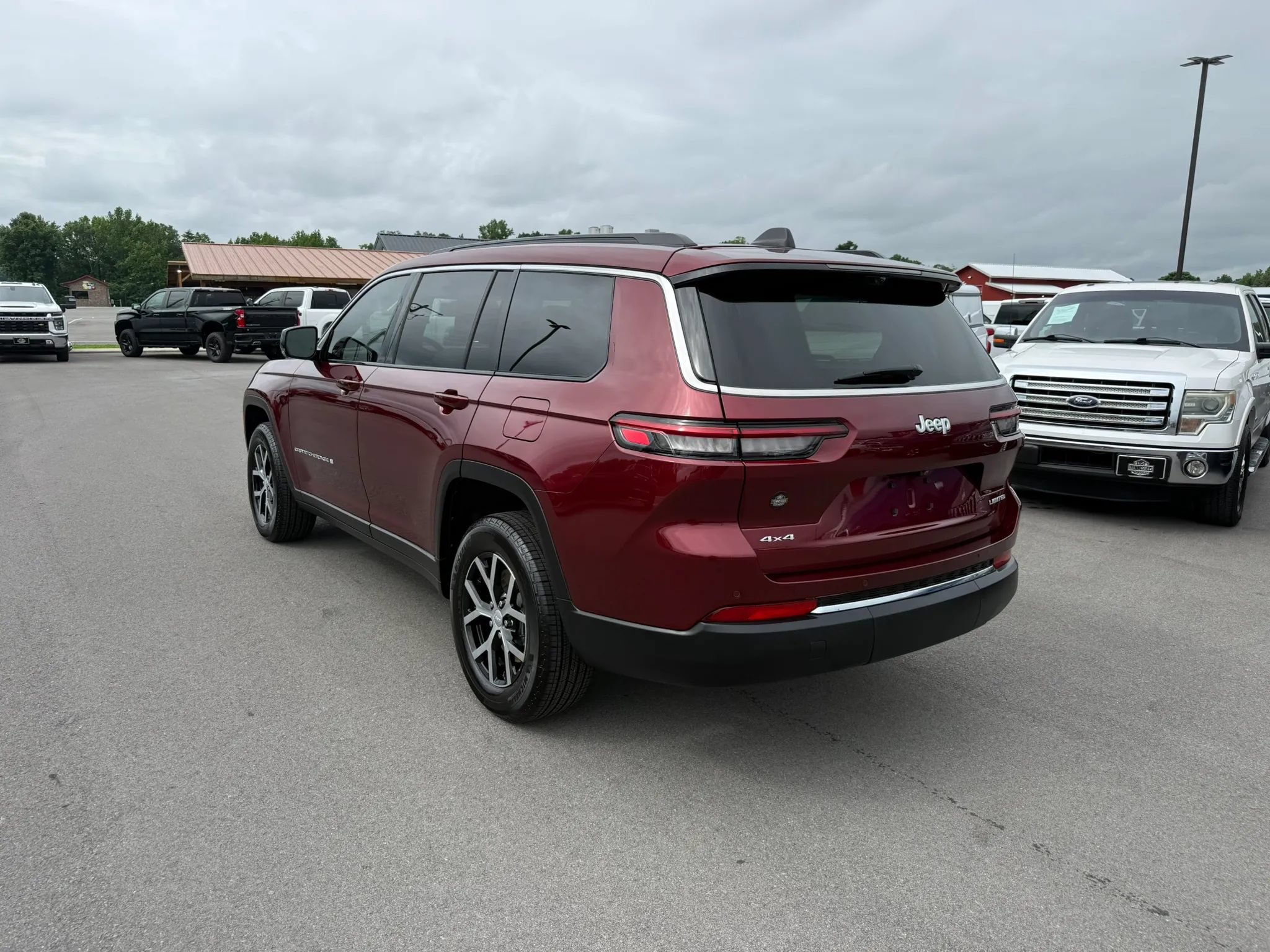 Used 2025 Jeep Grand Cherokee L Limited w/ Luxury Tech Group II AWD/4WD image 3