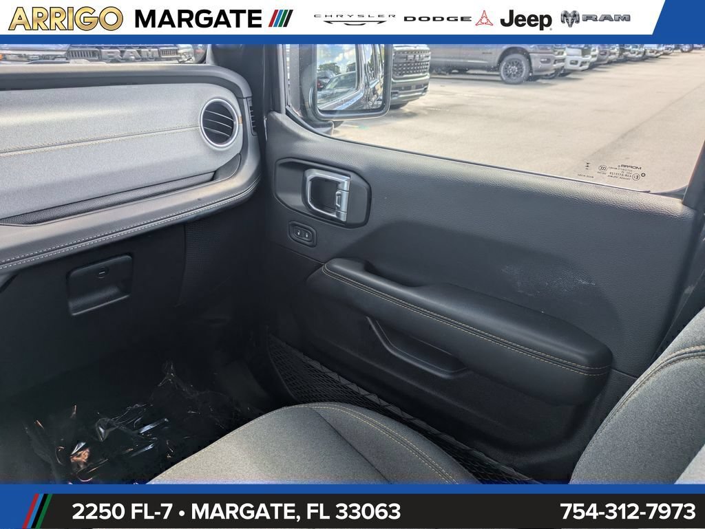 Used 2025 Jeep Wrangler Unlimited Sahara AWD/4WD image 17