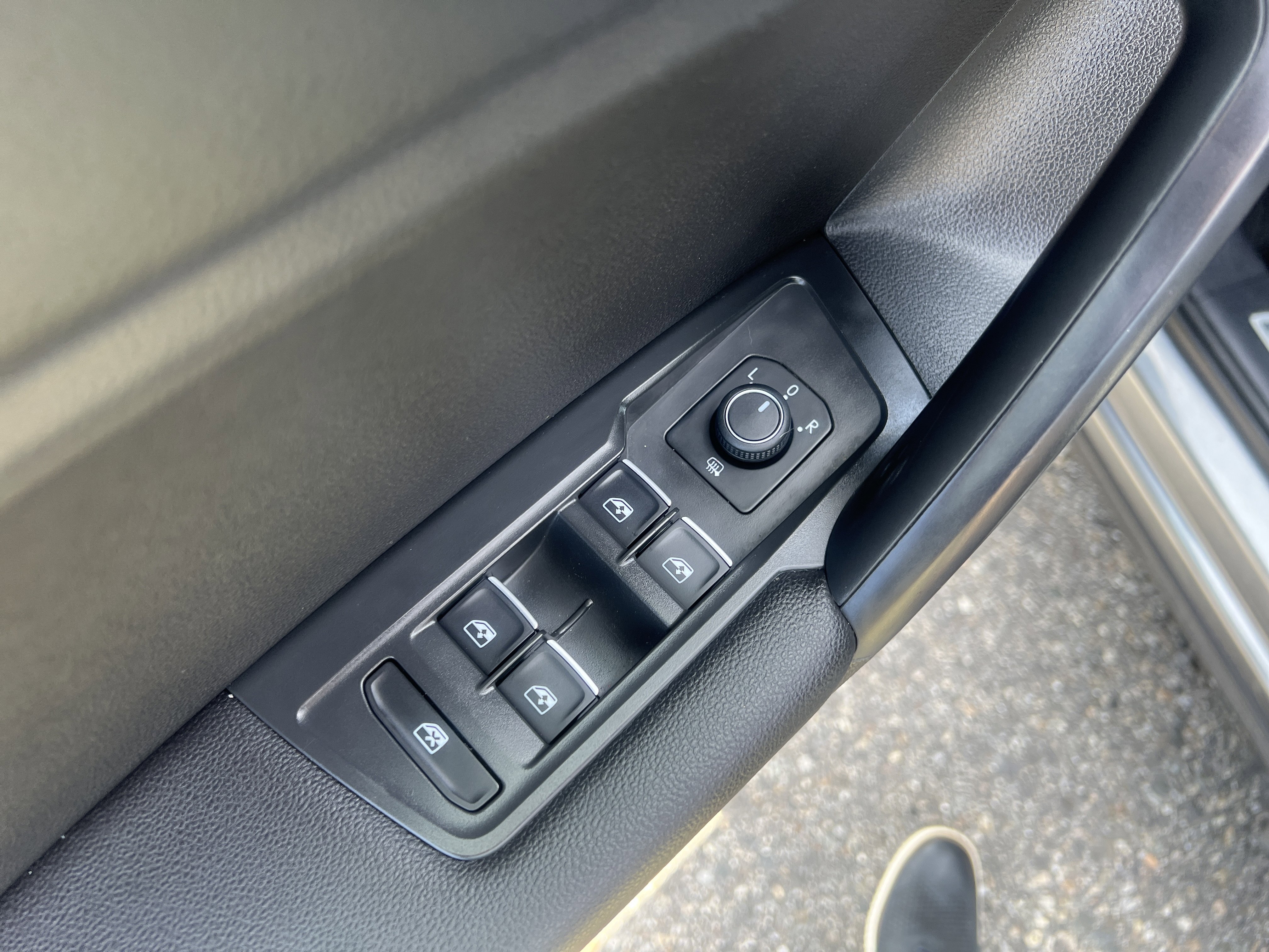 Used 2021 Volkswagen Tiguan SE R-Line image 20