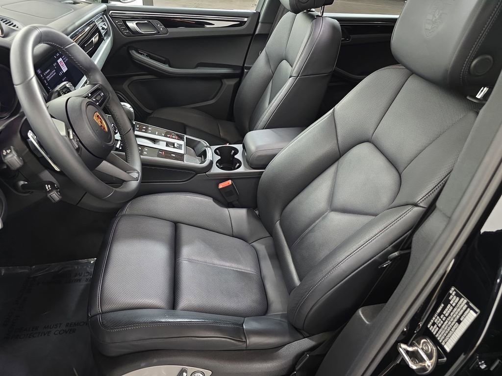 Certified 2025 Porsche Macan Turbo image 5