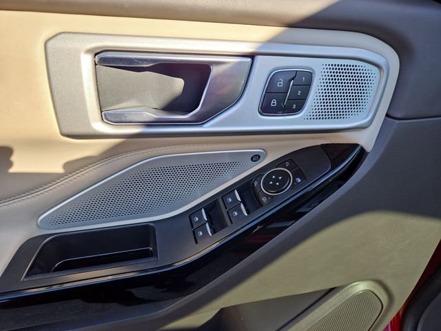 Used 2023 Ford Explorer Platinum w/ Premium Technology Package image 18