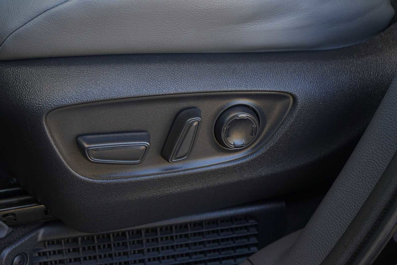 Used 2023 Toyota Sienna XLE FWD image 12