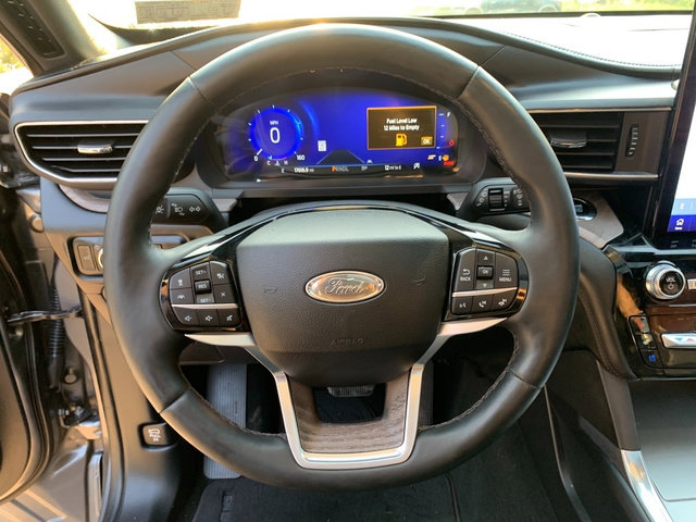 Used 2022 Ford Explorer Platinum w/ Equipment Group 601A AWD/4WD image 27