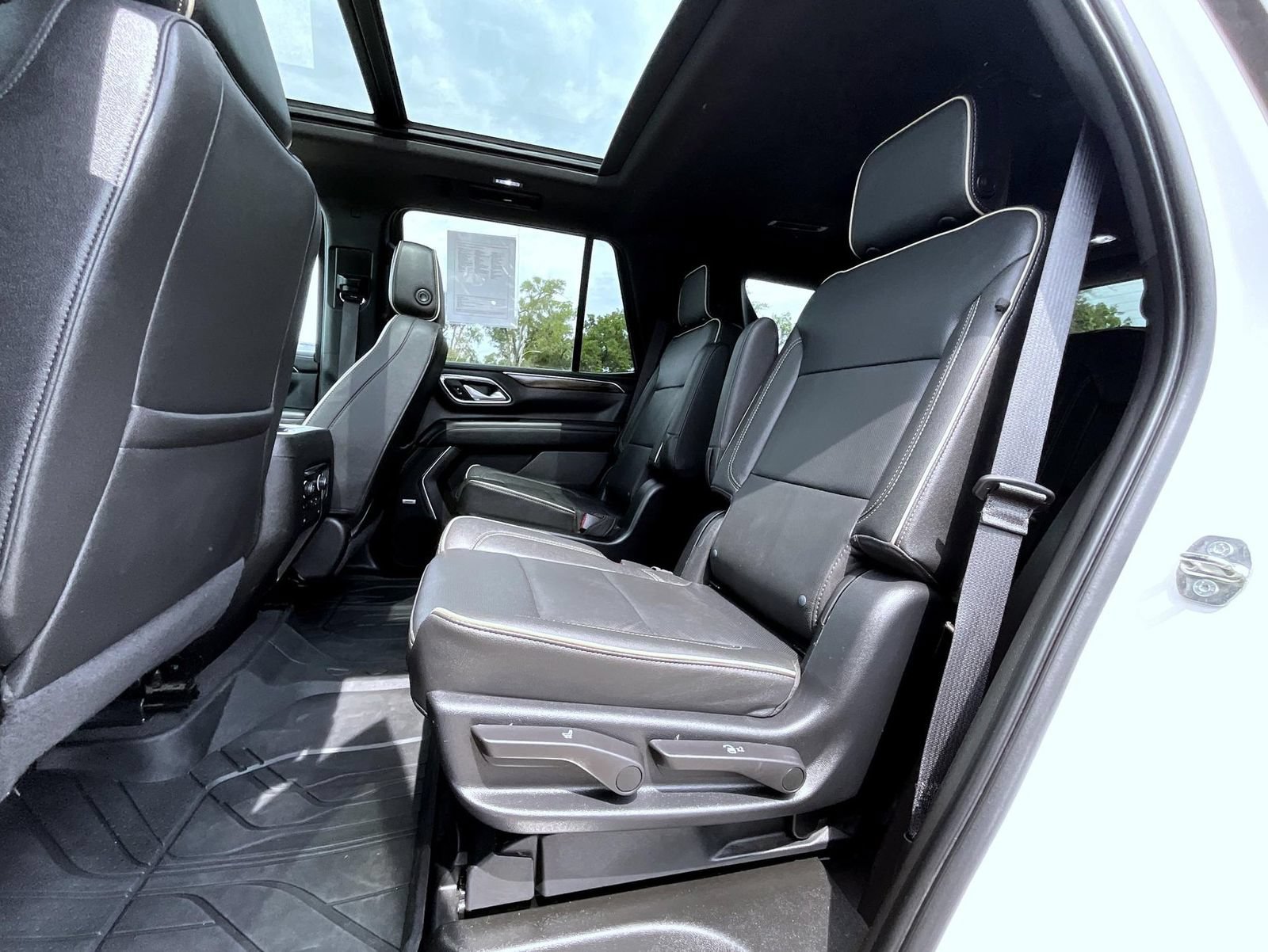 Used 2023 Chevrolet Tahoe Premier AWD/4WD image 23