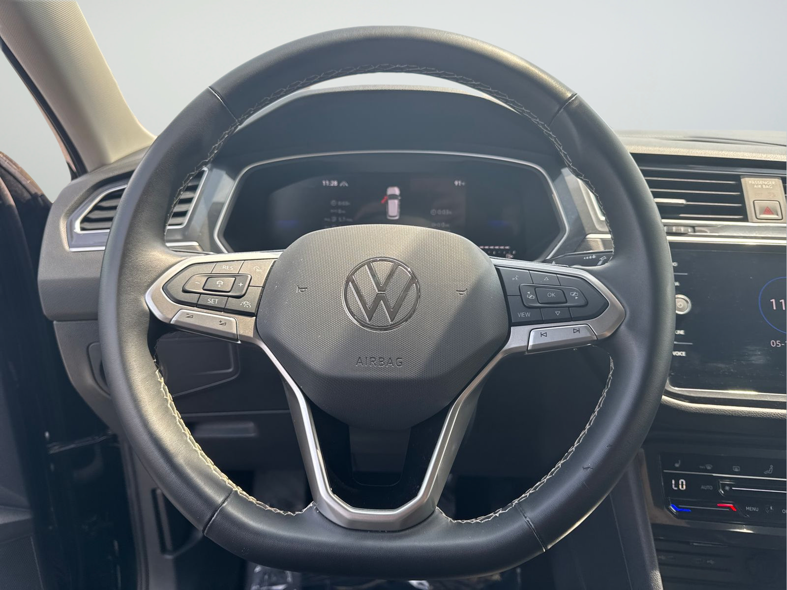 Used 2024 Volkswagen Tiguan SE AWD/4WD image 12