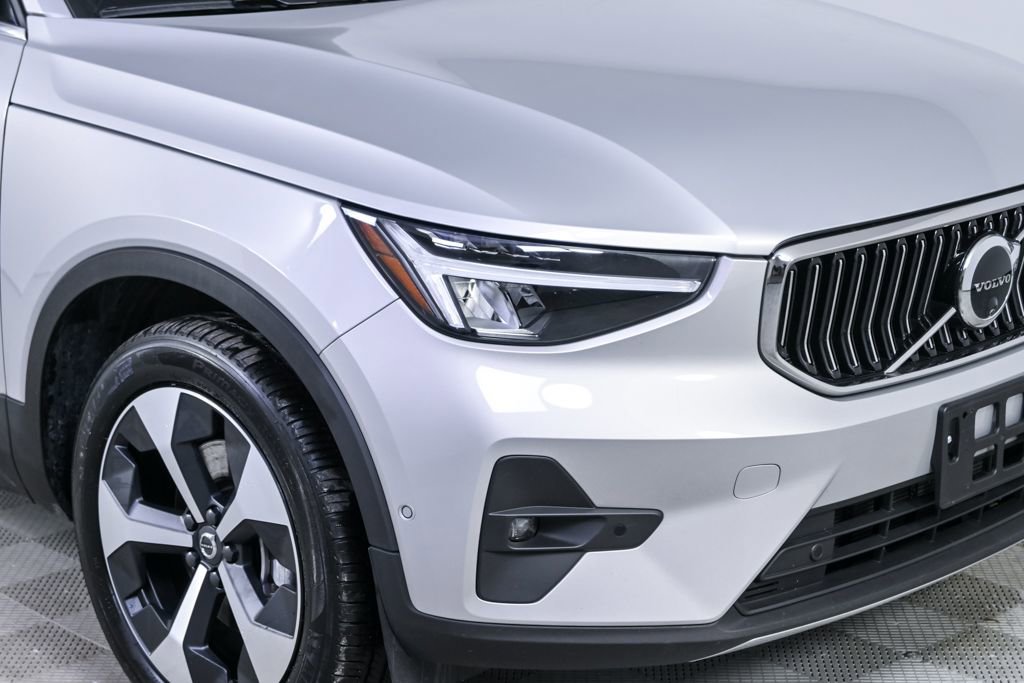 Certified 2025 Volvo XC40 B5 Plus image 38