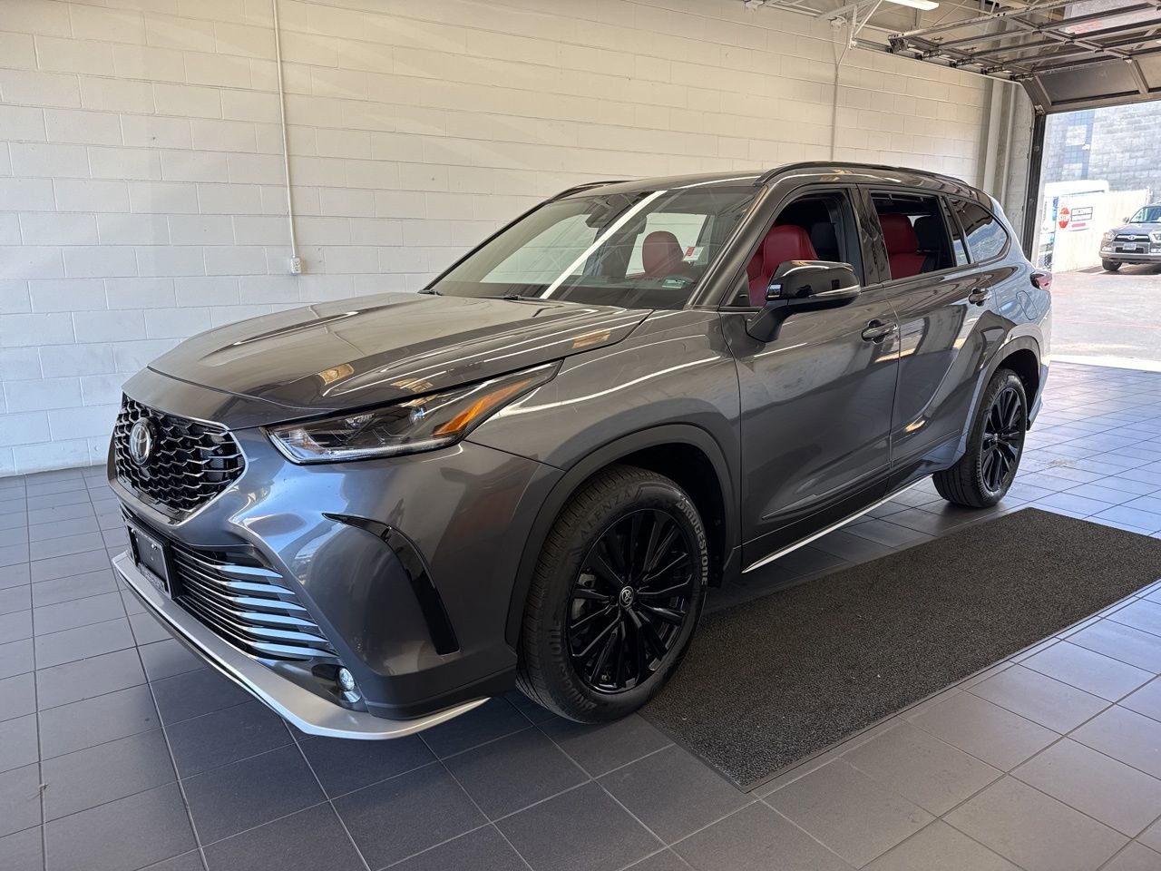 Used 2025 Toyota Highlander XSE image 4