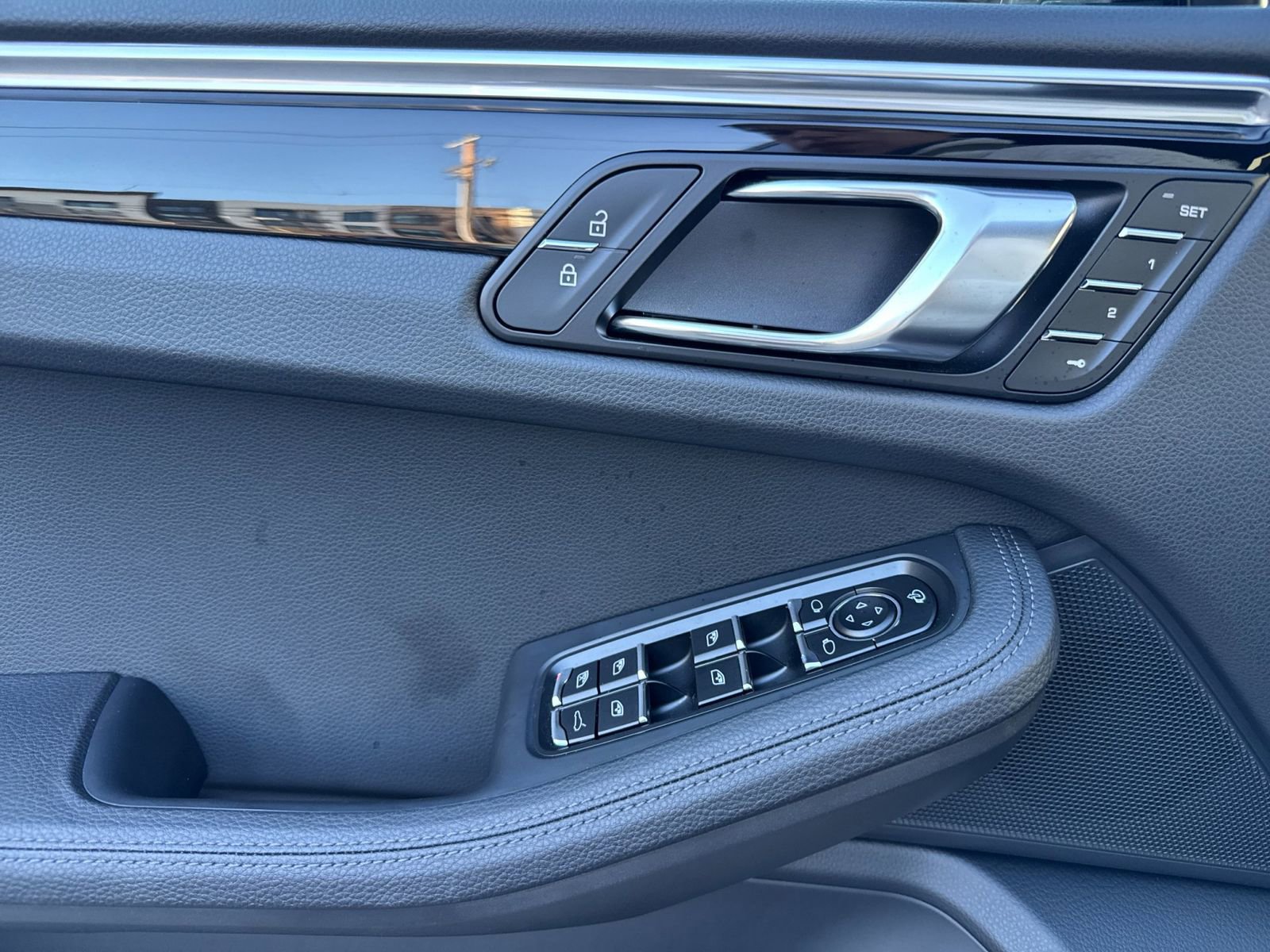 Certified 2025 Porsche Macan image 12