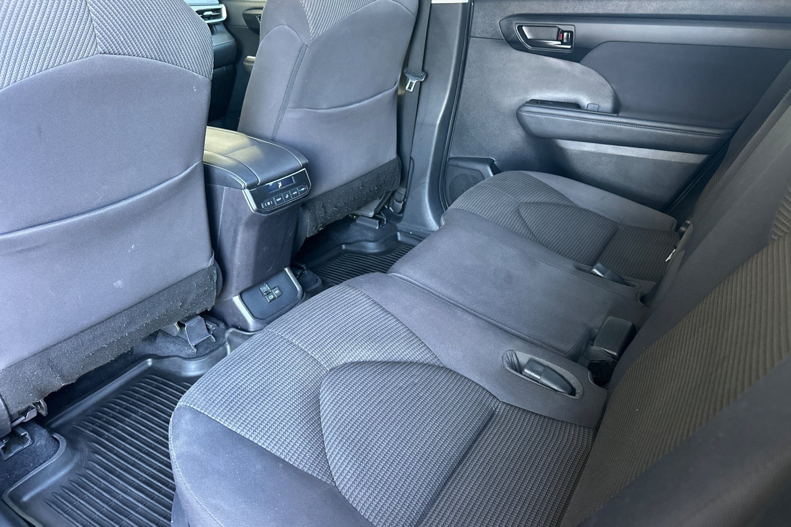 Used 2022 Toyota Highlander LE FWD image 11