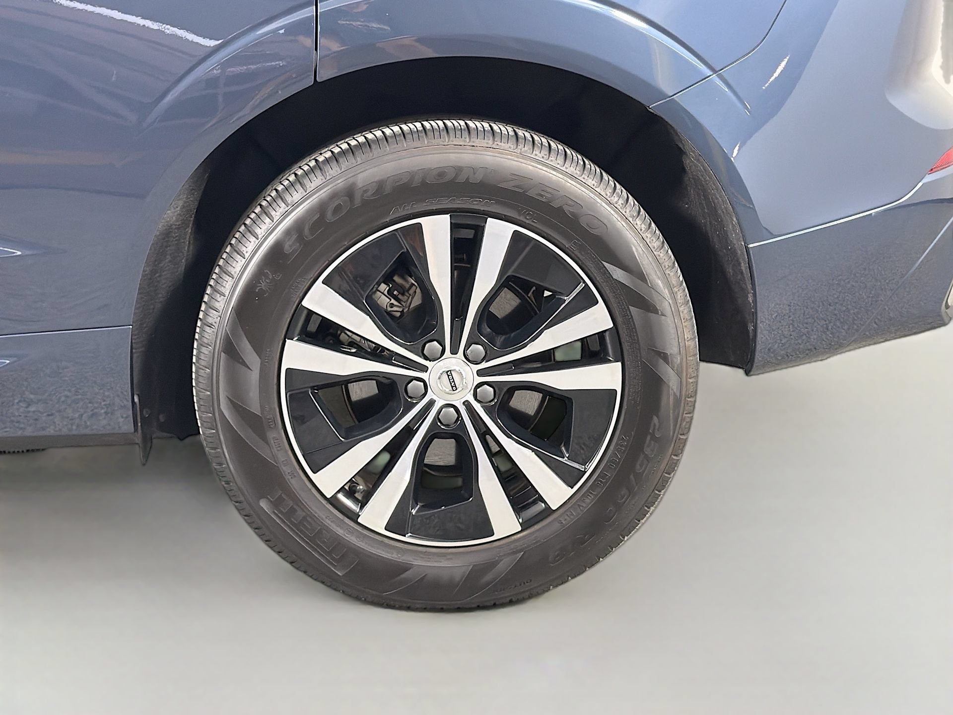 Certified 2025 Volvo XC60 B5 Core AWD/4WD image 30