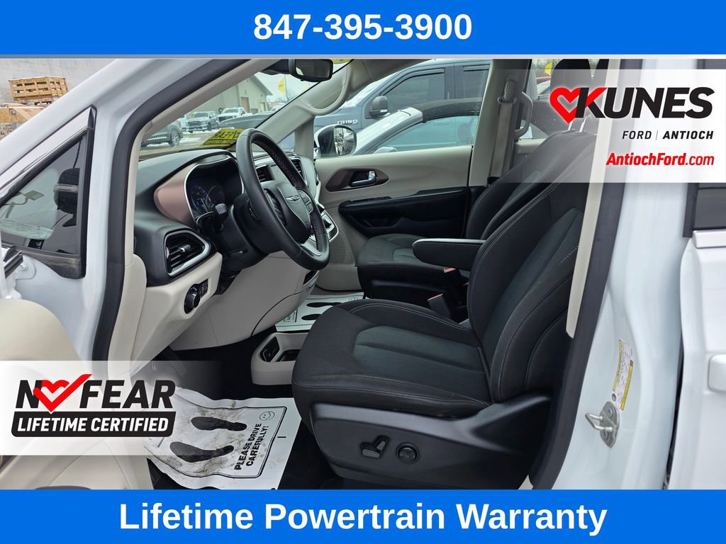 Used 2023 Chrysler Voyager LX image 15