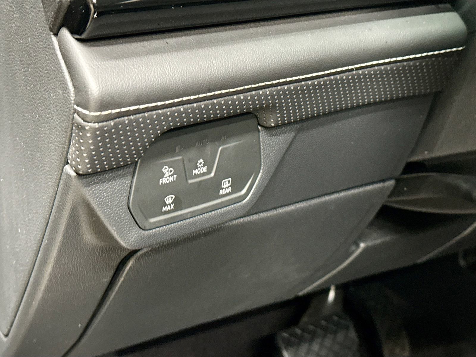 Used 2025 Volkswagen Atlas SE image 11