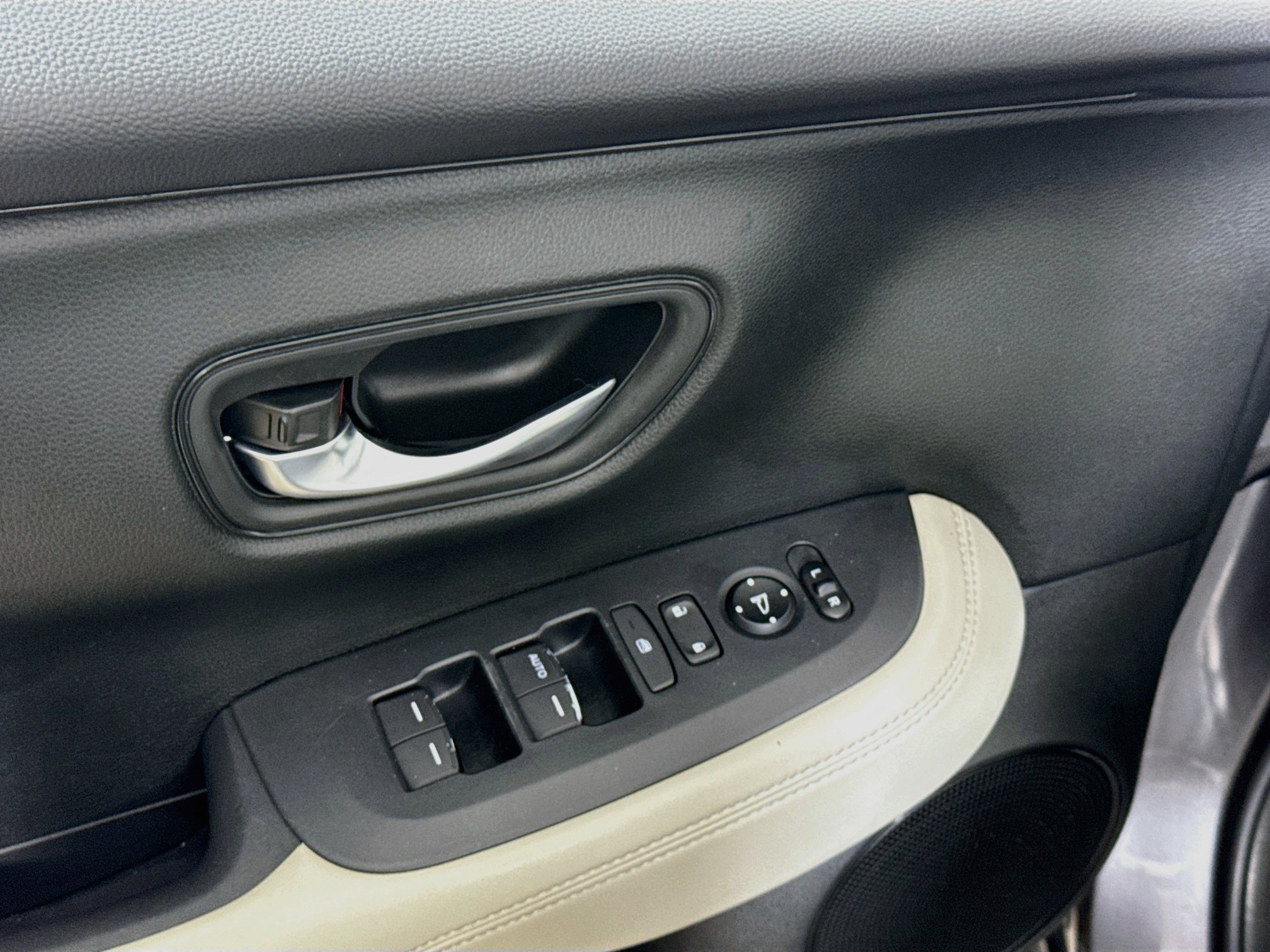 Used 2023 Honda HR-V LX image 17