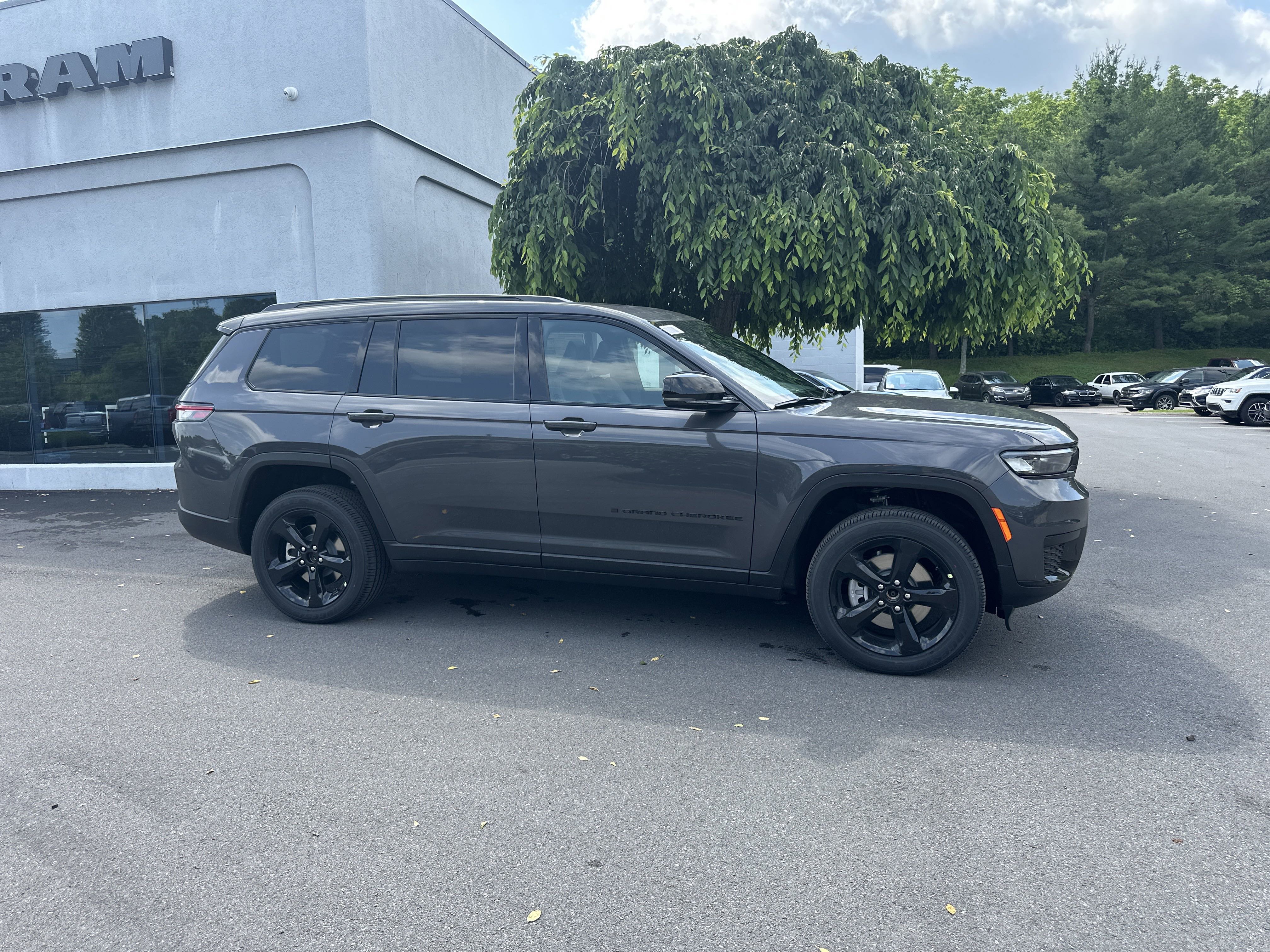 New 2025 Jeep Grand Cherokee L Altitude image 2