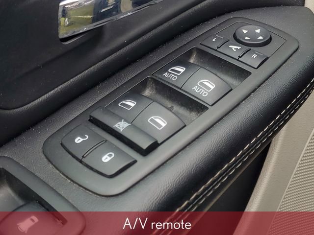 Used 2014 Chrysler Town & Country Touring-L image 13