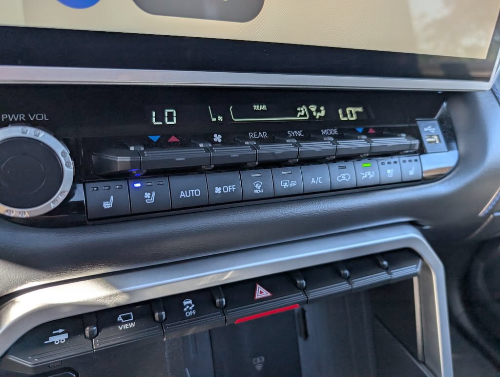 Used 2025 Toyota Sequoia Platinum AWD/4WD image 28