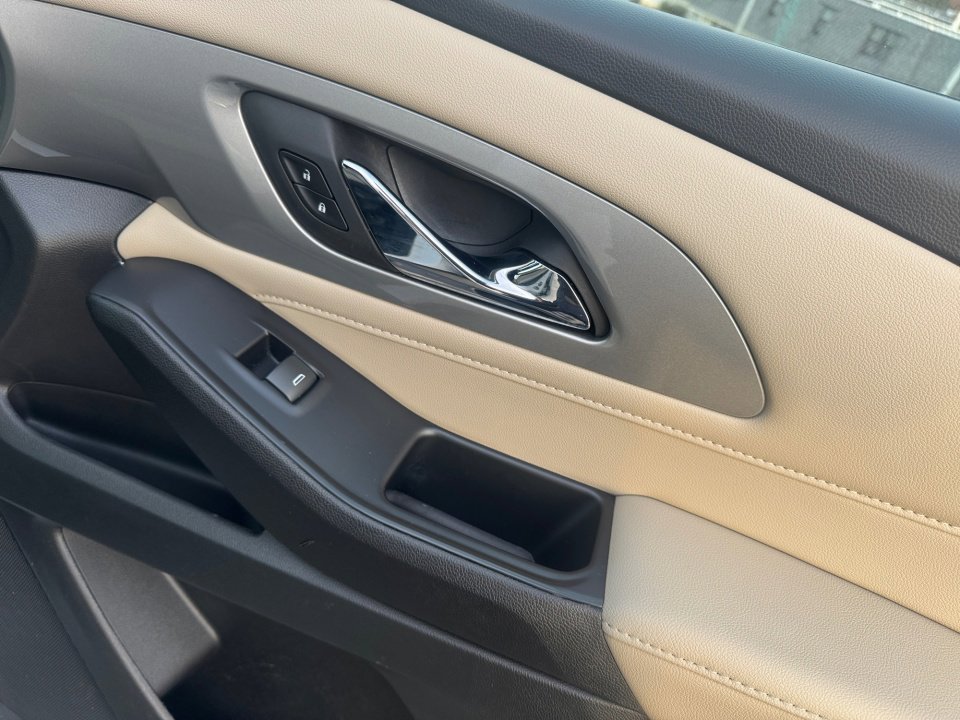 Used 2022 Chevrolet Traverse LS image 35