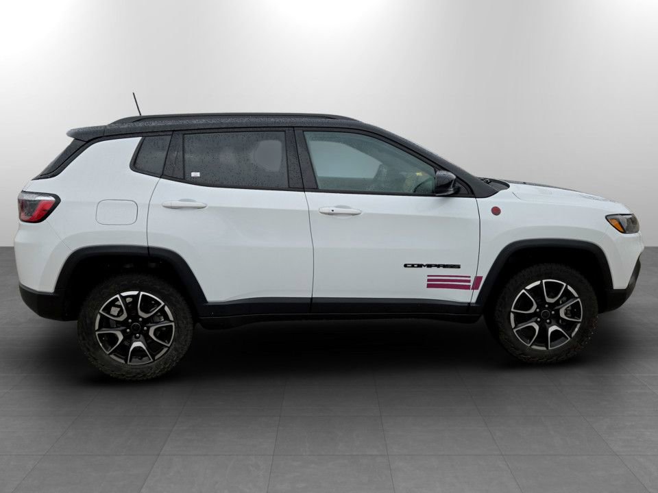 Used 2025 Jeep Compass Trailhawk image 4