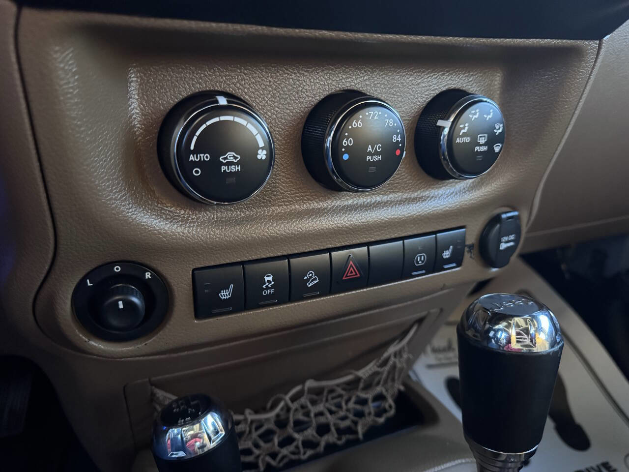 Used 2015 Jeep Wrangler Unlimited Sahara image 32