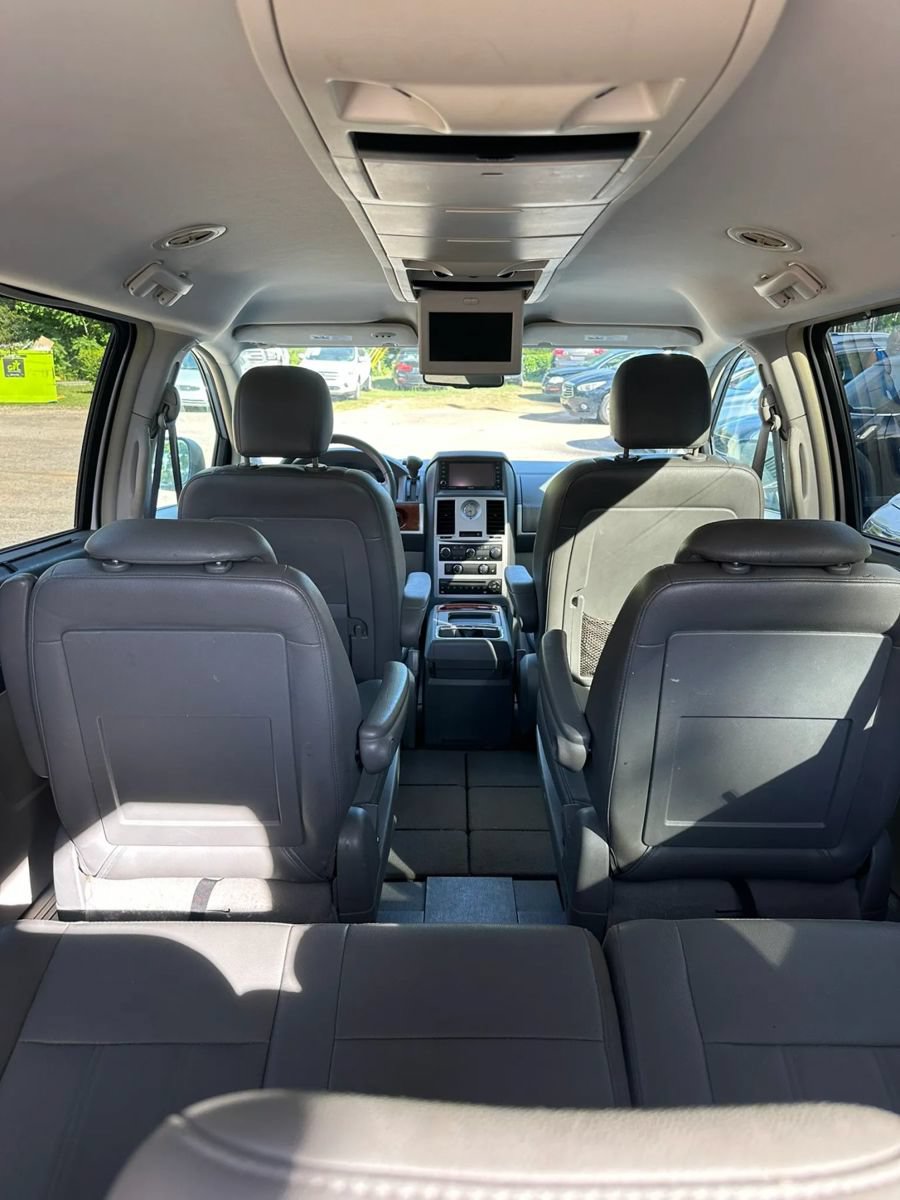 Used 2008 Chrysler Town & Country Touring FWD image 14