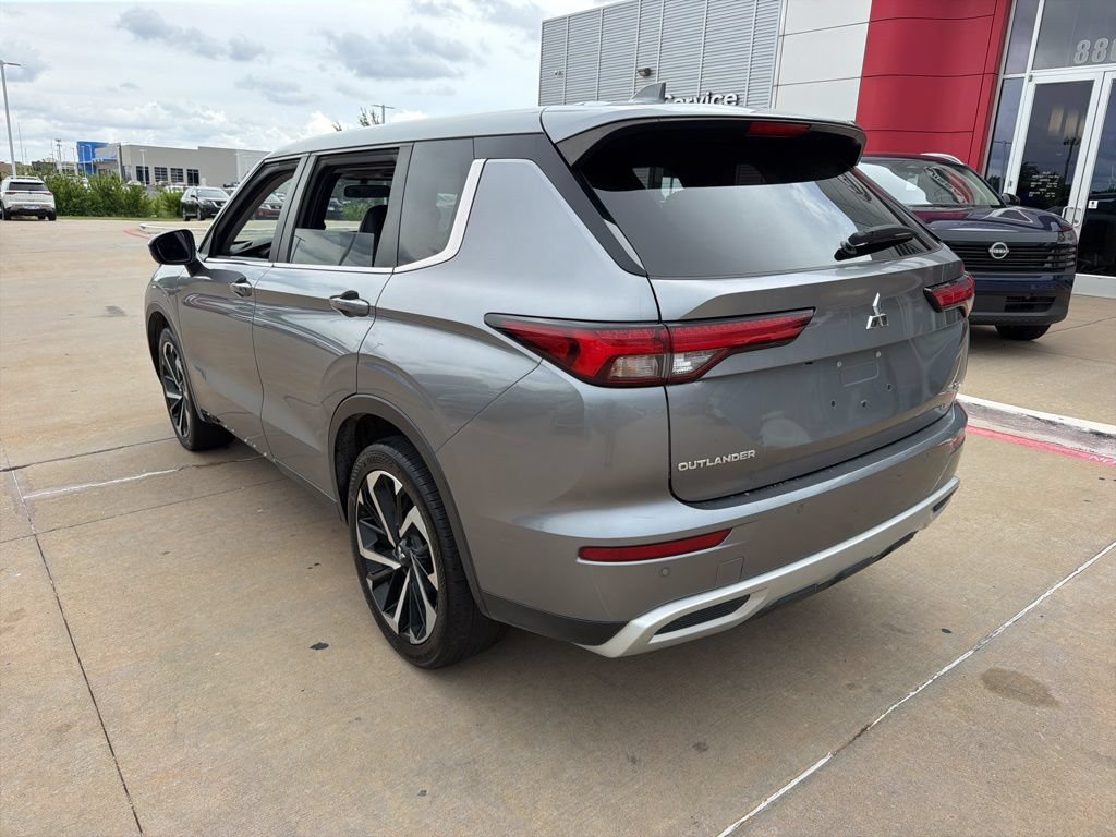 Used 2023 Mitsubishi Outlander SE FWD image 3
