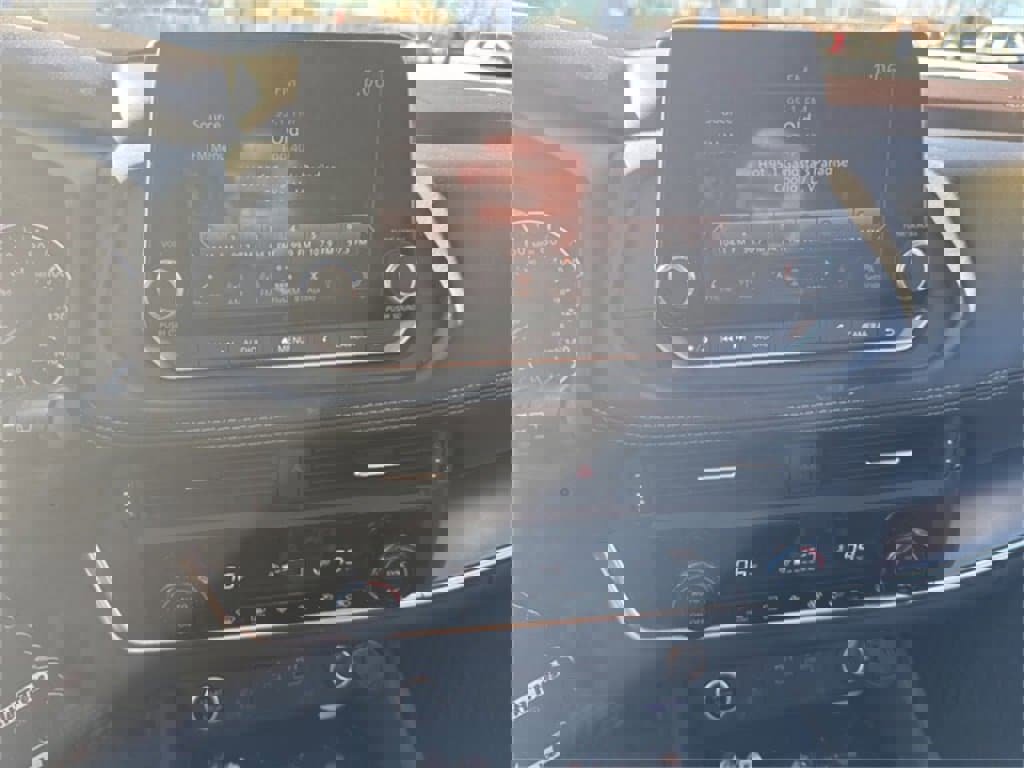 Used 2023 Nissan Rogue SV image 11