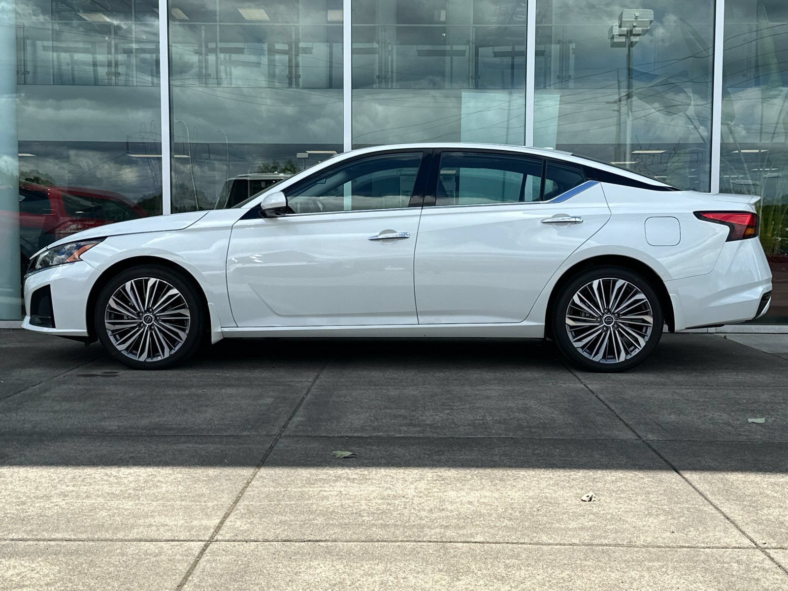Used 2025 Nissan Altima 2.5 SL AWD/4WD image 6