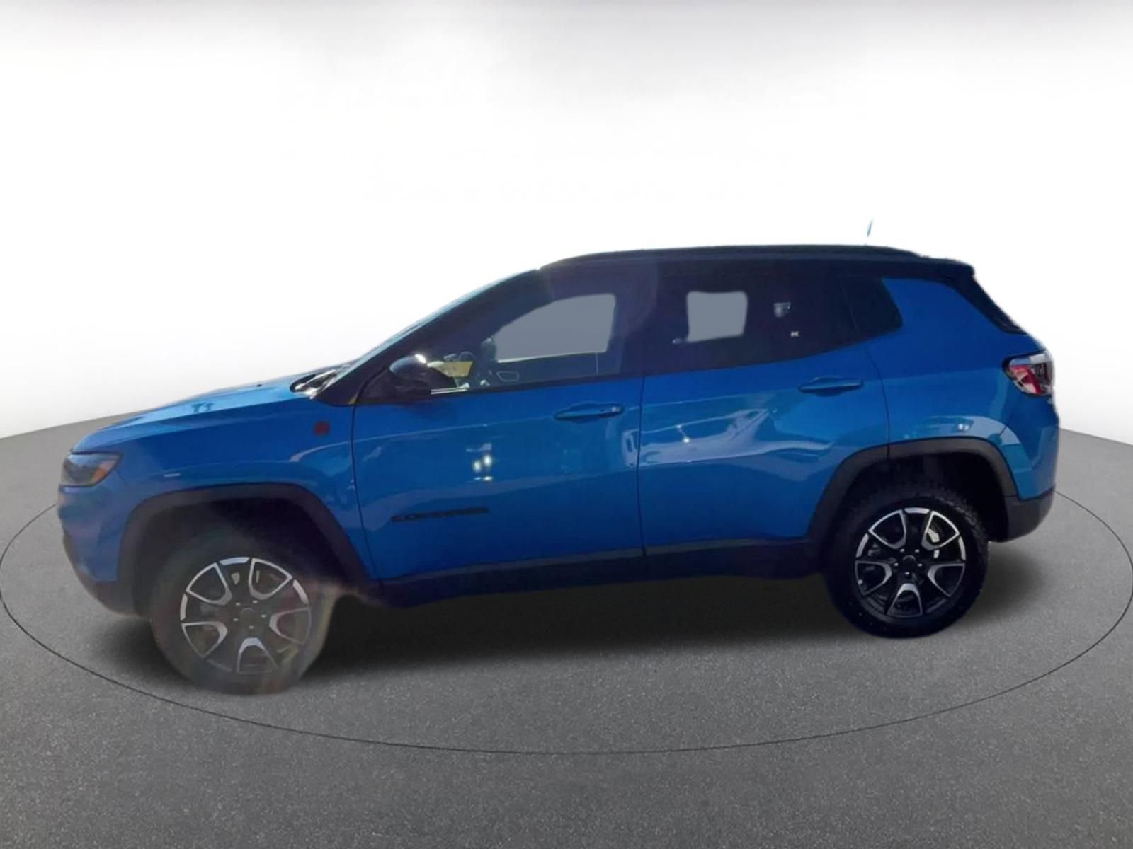 Used 2025 Jeep Compass Trailhawk image 9
