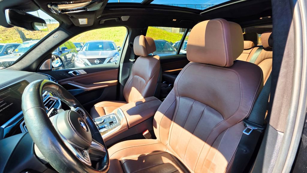 Used 2021 BMW X7 M50i w/ Dynamic Handling Package image 9