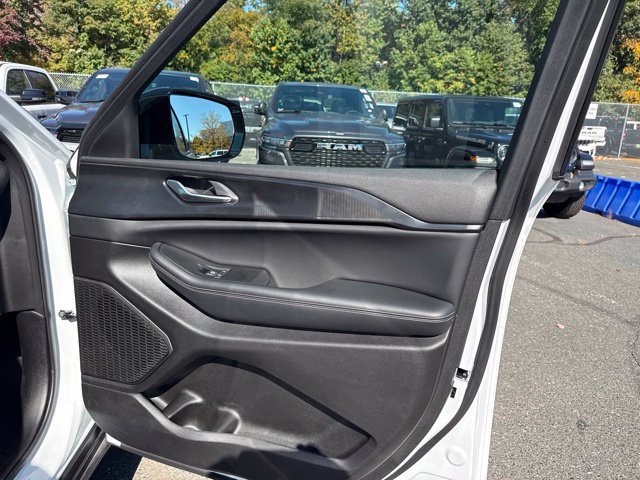 Used 2025 Jeep Grand Cherokee L Altitude AWD/4WD image 32