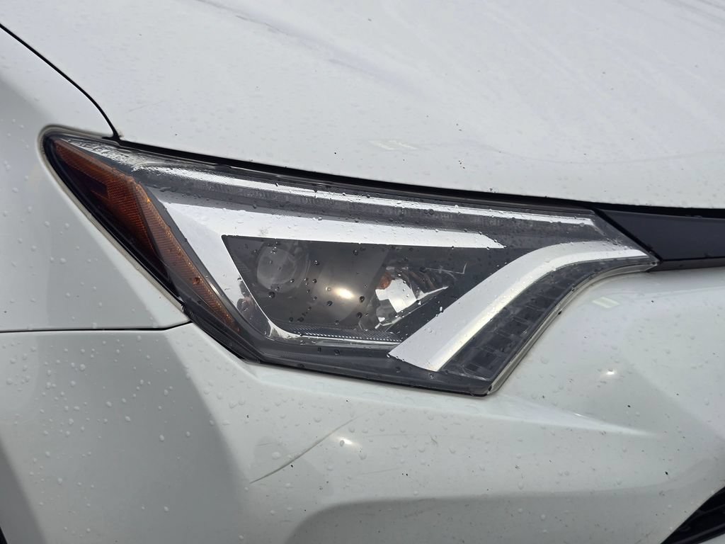 Used 2018 Toyota RAV4 SE w/ Protection Package AWD/4WD image 18