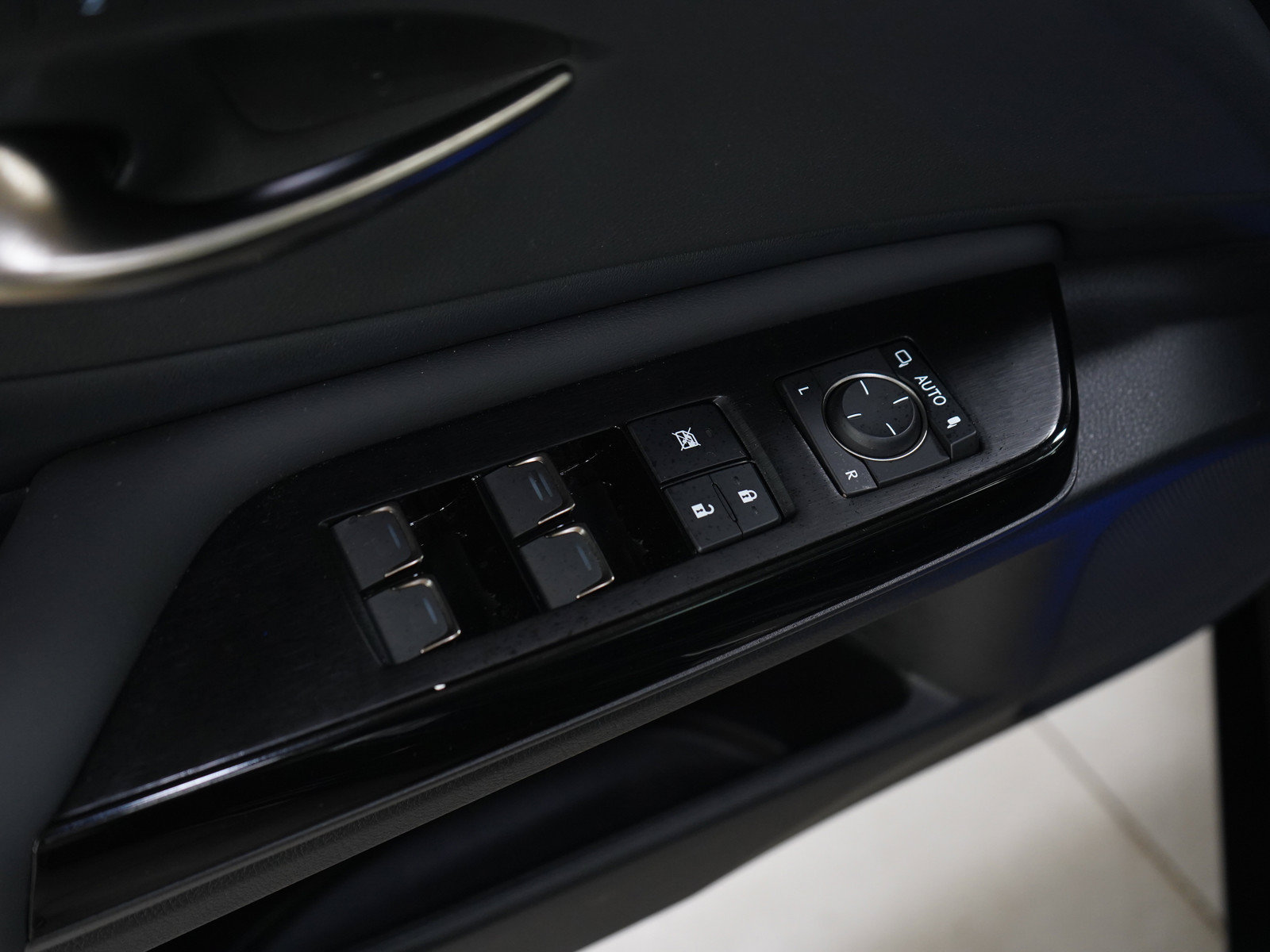 Used 2025 Lexus ES 300h FWD image 19