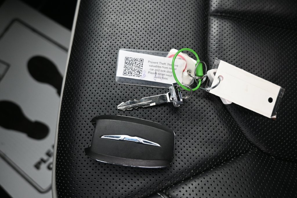 Used 2025 Chrysler Pacifica Limited FWD image 24