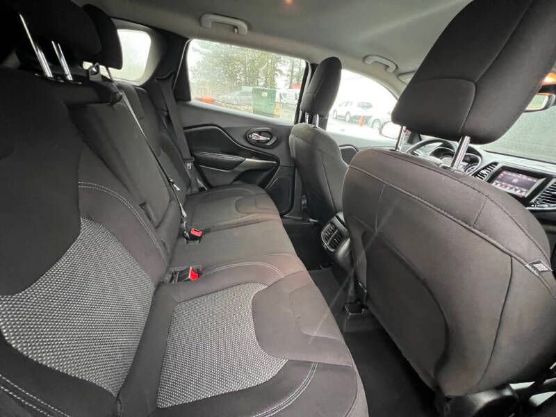 Used 2021 Jeep Cherokee Latitude image 12