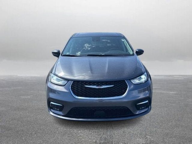 Used 2023 Chrysler Pacifica Touring-L image 4