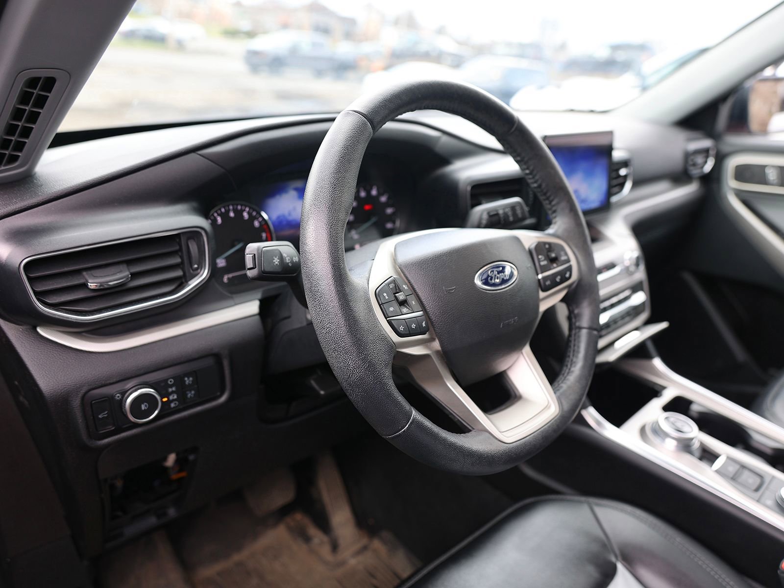 Used 2023 Ford Explorer XLT w/ Equipment Group 202A image 8