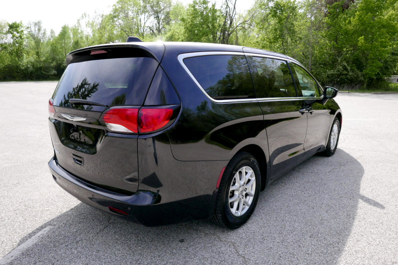 Used 2022 Chrysler Voyager LX image 6