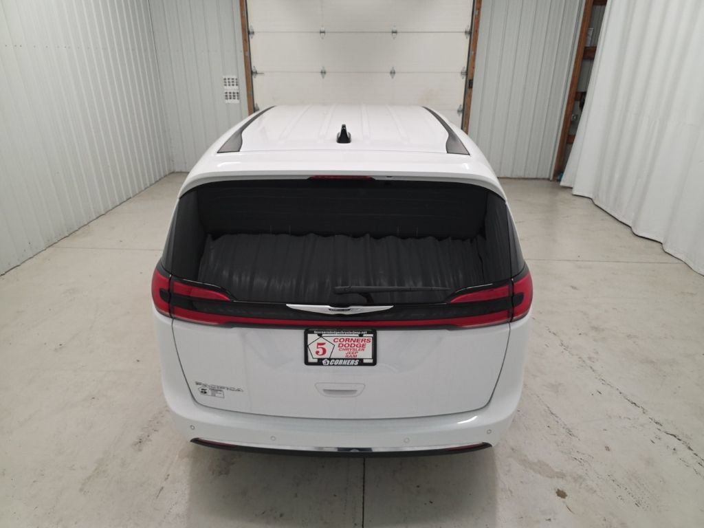 Used 2025 Chrysler Pacifica Select FWD image 5