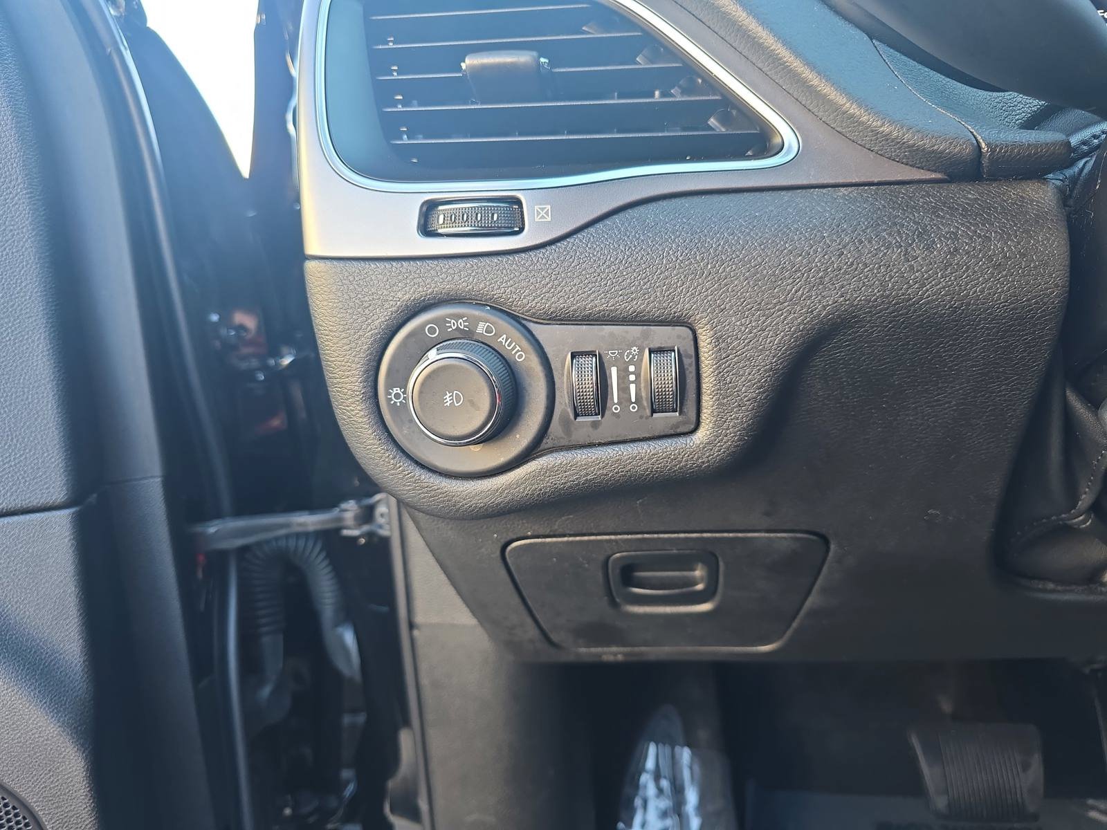 Used 2021 Jeep Cherokee Latitude Lux w/ Sun & Sound Group FWD image 26