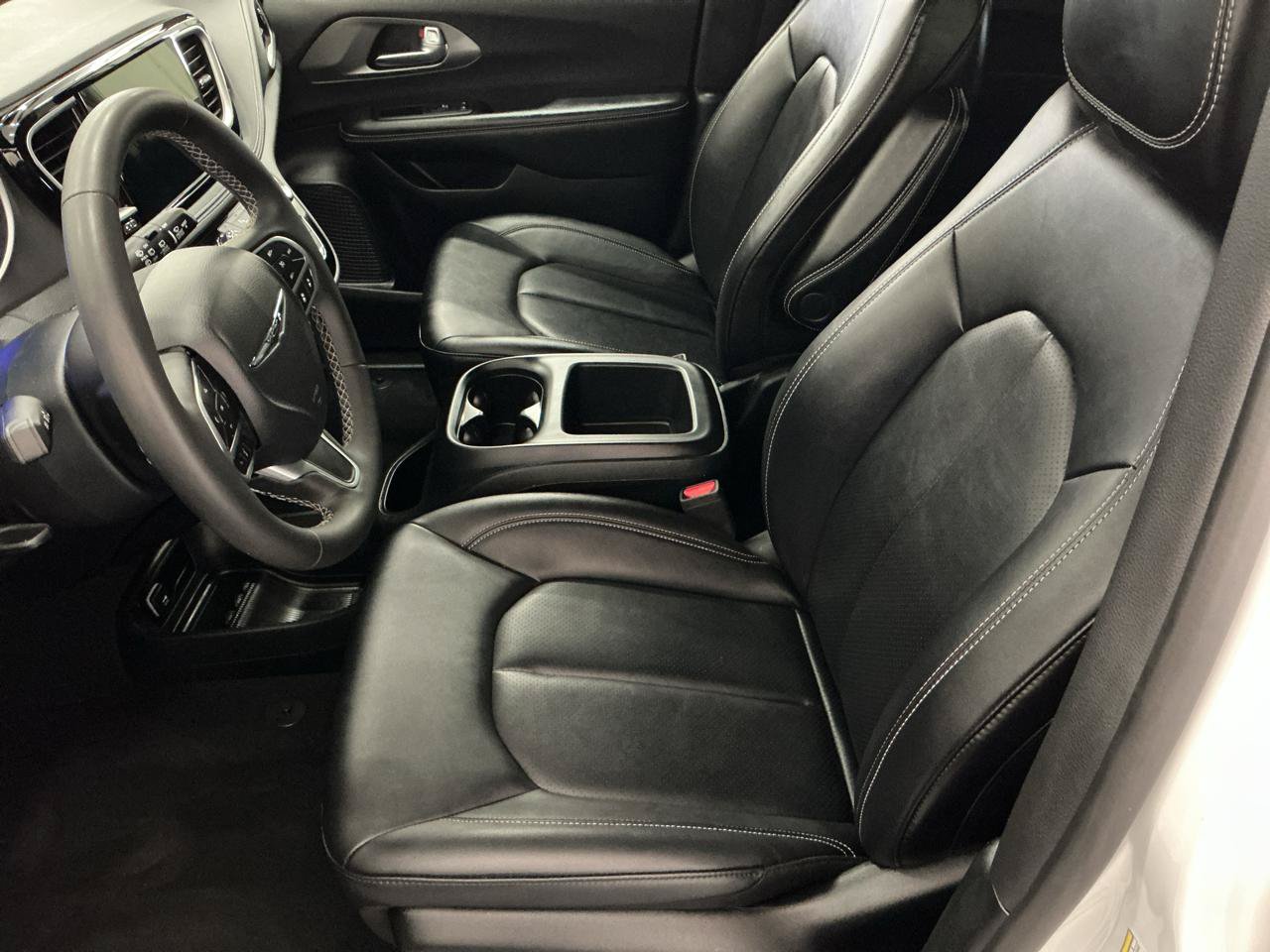 Used 2025 Chrysler Pacifica Select FWD image 9