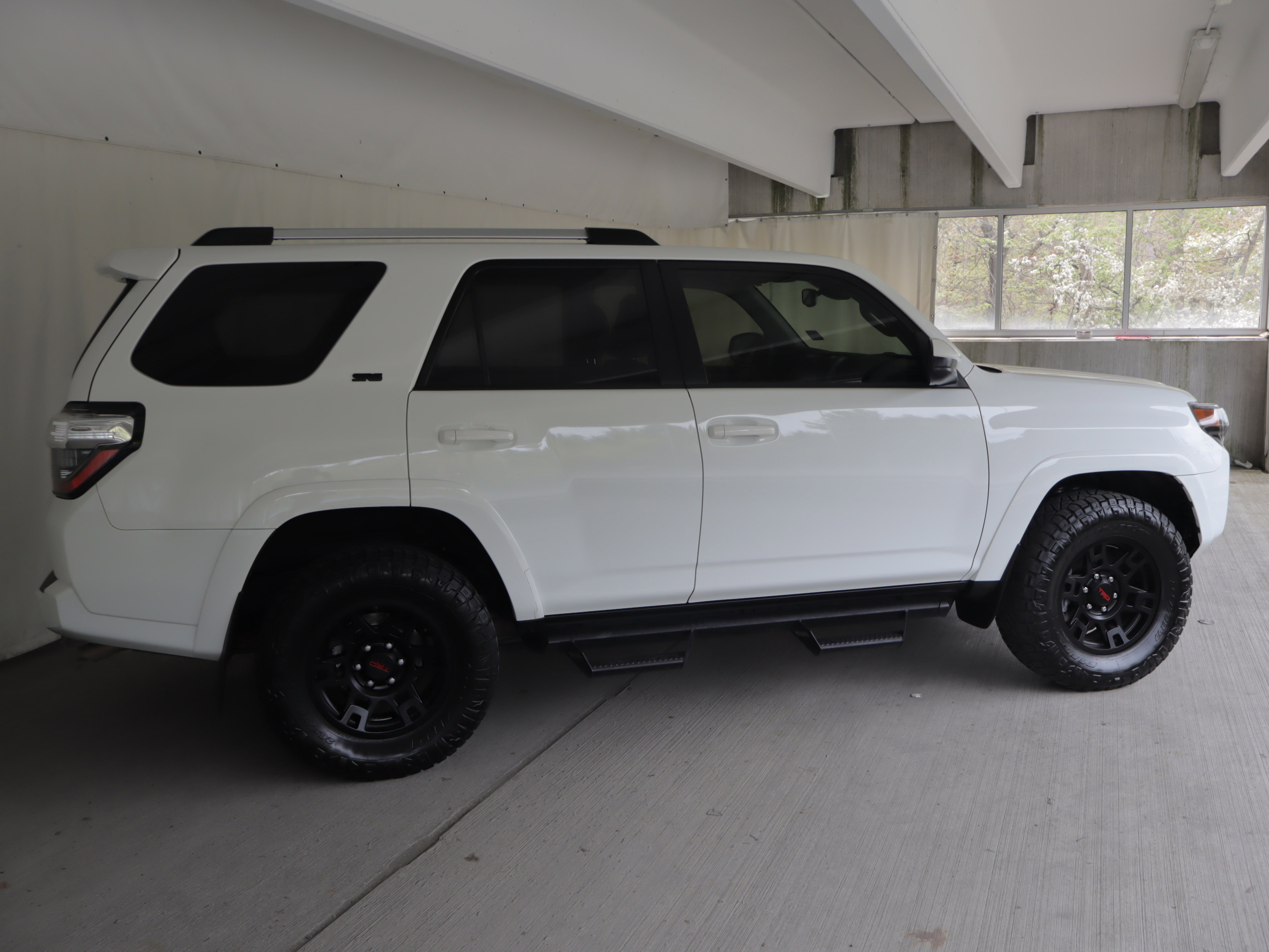 Used 2022 Toyota 4Runner SR5 AWD/4WD image 4