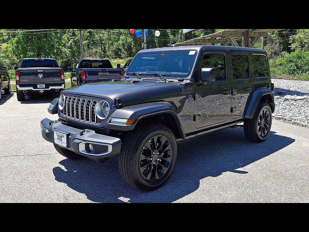 Used 2025 Jeep Wrangler Unlimited Sahara w/ Safety Group AWD/4WD image 4