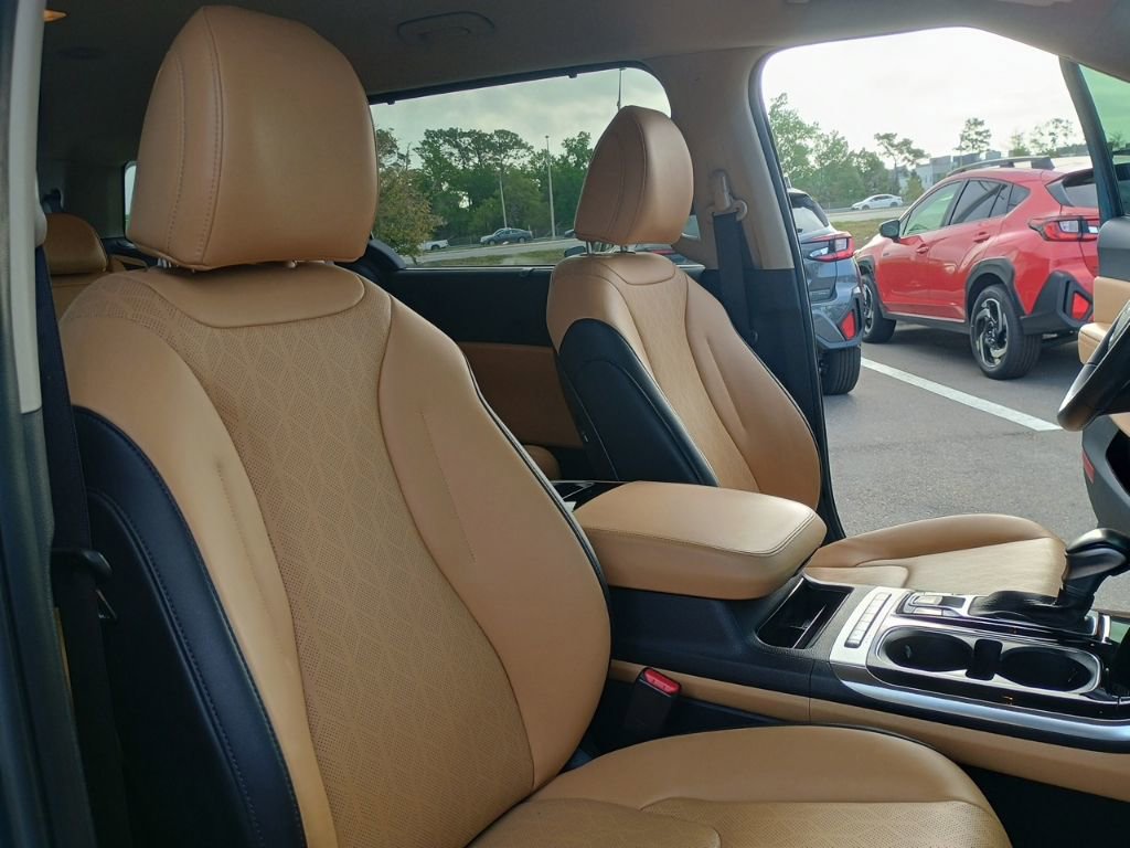 Used 2024 Kia Carnival EX image 23