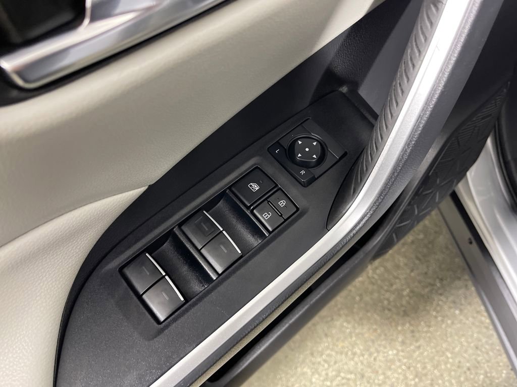 Used 2022 Toyota RAV4 XLE Premium image 16