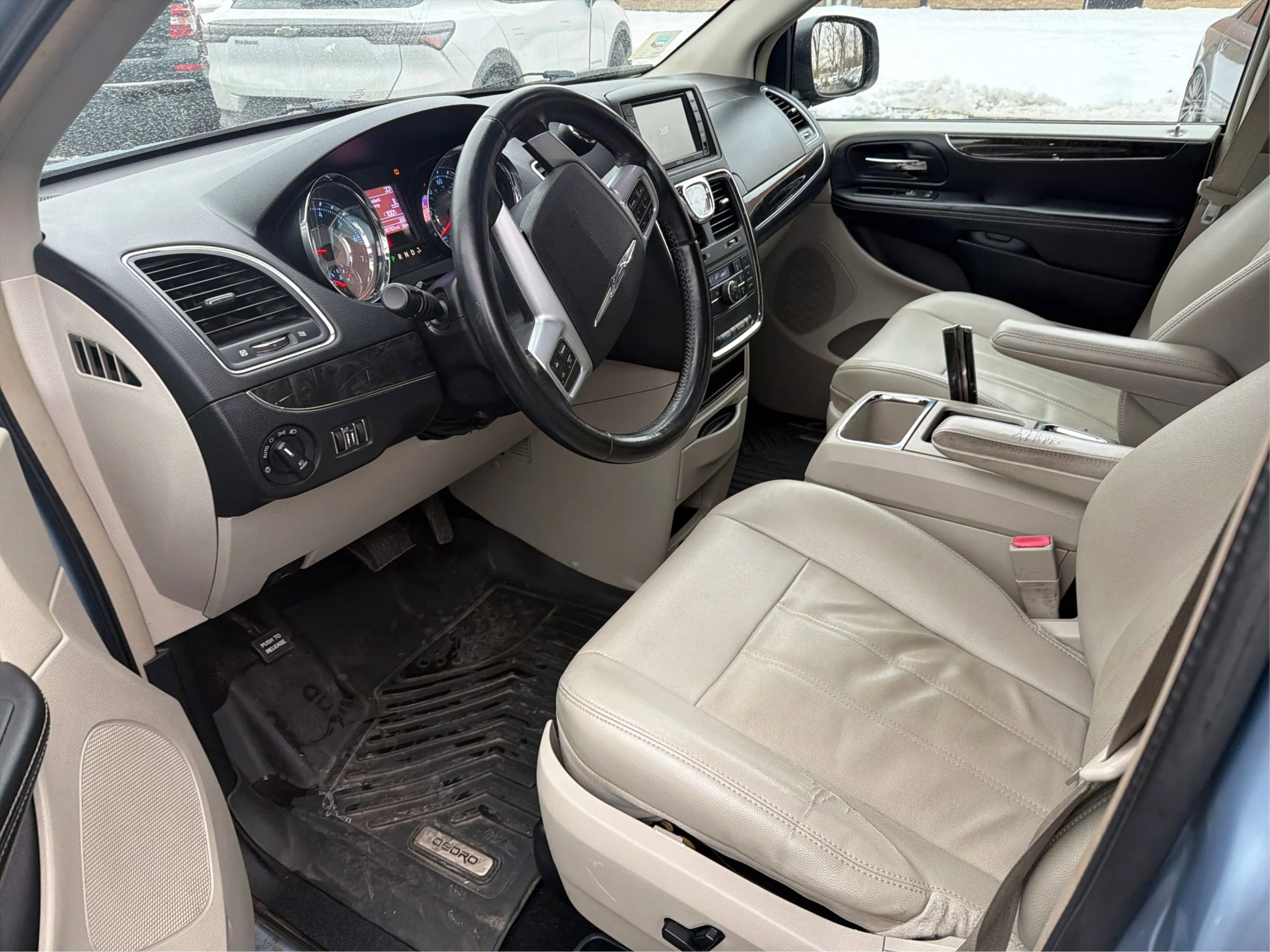 Used 2013 Chrysler Town & Country Touring image 10