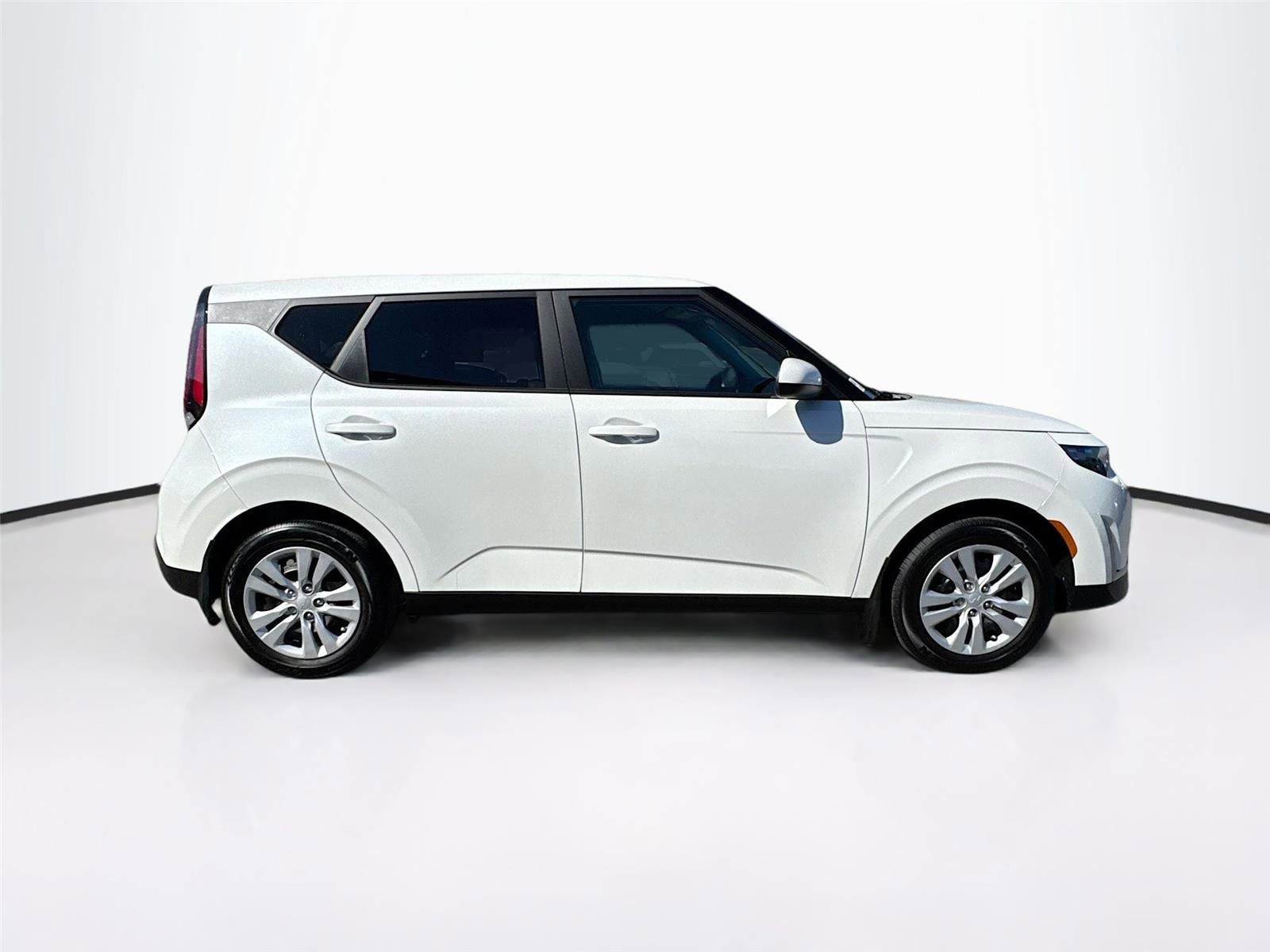 Used 2023 Kia Soul LX image 8